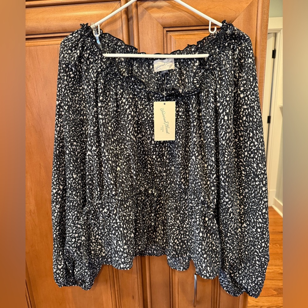 Universal Thread Black and White peplum Blouse size Large new with tags